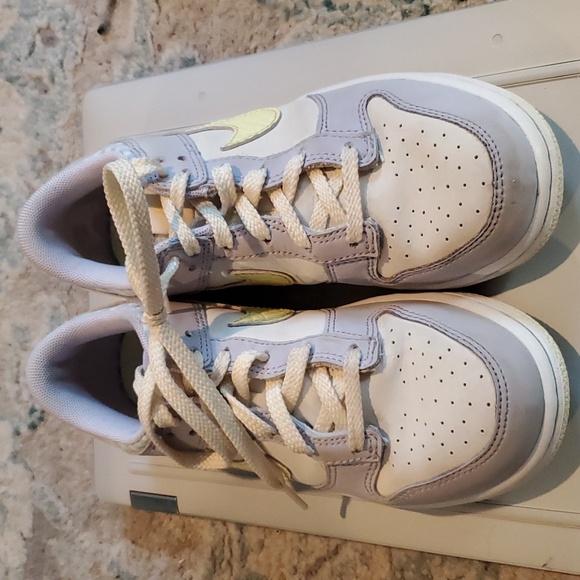 KIDS NIKE LEATHER SHOES. Size 3.5 - Picture 1 of 4